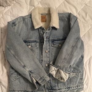 GAP Women's Light Blue Denim Jacket with Cream Sherpa Collar